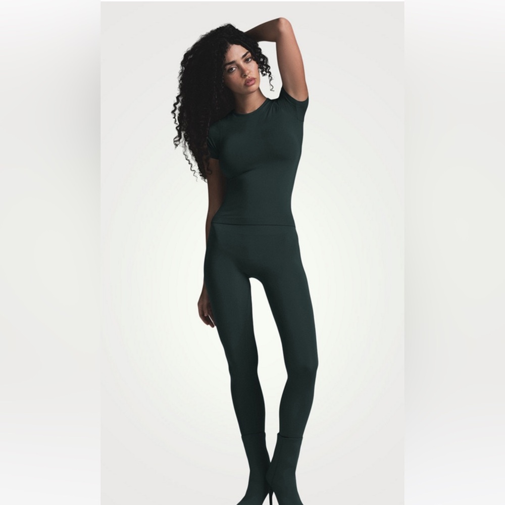 SKIMS Green Leggings Sleek Fit